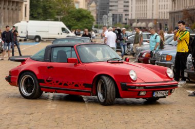 Sofya, Bulgaristan - 17 Eylül 2023: Eski veya Eski Otomobillerin Sonbahar Geçit Töreni, Retro Car Porsche 911 Carrera 3.2