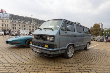 Sofya, Bulgaristan - 17 Eylül 2023: Eski veya Eski Otomobillerin Sonbahar Geçit Töreni, Retro Car Volkswagen Caravelle