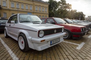 Sofya, Bulgaristan - 17 Eylül 2023: Eski veya Eski Otomobillerin Sonbahar Geçit Töreni, Retro Car Volkswagen Golf 1600 GL