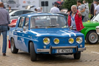 Sofya, Bulgaristan - 17 Eylül 2023: Eski veya Eski Otomobillerin Sonbahar Geçit Töreni, Retro Car Renault 8 Gordini 