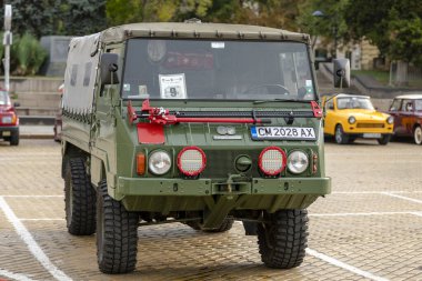 Sofya, Bulgaristan - 17 Eylül 2023: Eski veya Eski Arabaların Sonbahar Geçit Töreni, Retro Car Steyr-Puch Pinzgauer 710 1978
