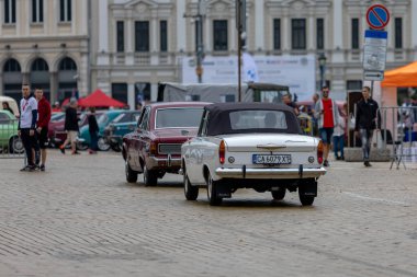 Sofya, Bulgaristan - 17 Eylül 2023: Eski veya Eski Arabaların Sonbahar Geçit Töreni, Retro Sovyet Otomobili Moskvich 408