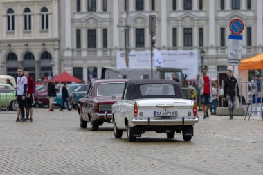 Sofya, Bulgaristan - 17 Eylül 2023: Eski veya Eski Arabaların Sonbahar Geçit Töreni, Retro Sovyet Otomobili Moskvich 408