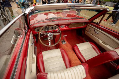 Sofya, Bulgaristan - 17 Eylül 2023: Eski veya Eski Otomobillerin Sonbahar Geçit Töreni, Üstü açık Ford Mustang 1966