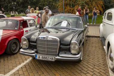 Sofya, Bulgaristan - 17 Eylül 2023: Sonbahar Eski veya Eski Otomobiller Geçit Töreni, Retro Car Mercedes-Benz 280 S