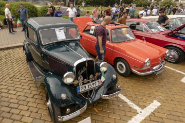 Sofya, Bulgaristan - 17 Eylül 2023: Autumn Retro Parade of Old or Vintage Car, Retro Car FIAT Berlina 2 p., Lusso 1935., BMW 700 LS Luxus - 1964