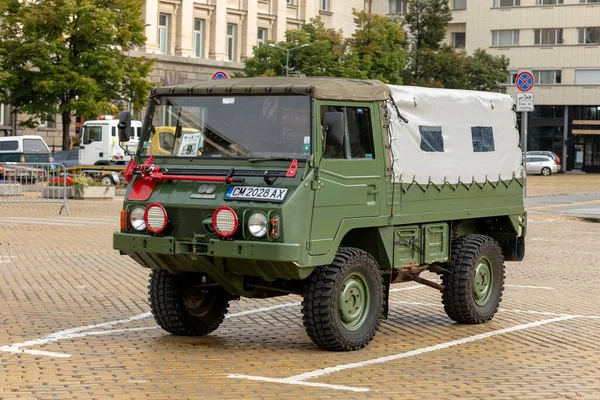Sofya, Bulgaristan - 17 Eylül 2023: Eski veya Eski Arabaların Sonbahar Geçit Töreni, Retro Car Steyr-Puch Pinzgauer 710 1978