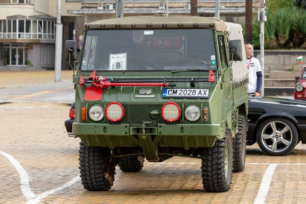 Sofya, Bulgaristan - 17 Eylül 2023: Eski veya Eski Arabaların Sonbahar Geçit Töreni, Retro Car Steyr-Puch Pinzgauer 710 1978