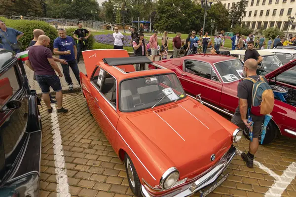 ソフィア ブルガリア 2023 オールドまたはヴィンテージカーの秋のレトロパレード レトロカーBmw 700 Luxus 1964 — ストック写真