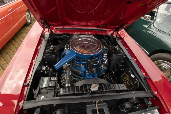Sofya, Bulgaristan - 17 Eylül 2023: Eski veya Eski Otomobillerin Sonbahar Geçit Töreni, Retro Car ForD MUSTANG COUPE 1966
