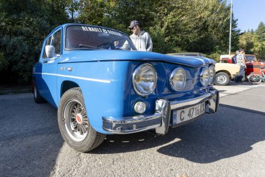 Sofya, Bulgaristan - 08 Ekim 2023: Eski veya eski otomobiller, yedek parçalar, sosyalist ve batı oto edebiyatı, RENAULT R8 GORDINI.