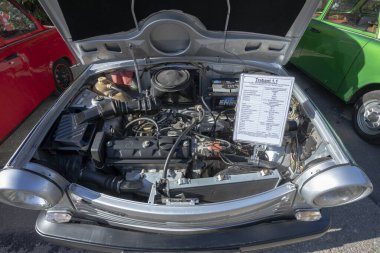 Sofya, Bulgaristan - 08 Ekim 2023: Sofya 'da eski veya eski veya eski otomobillerin sonbahar vintage pazarı, yedek parça, sosyalist ve batı otomobil edebiyatı, Trabant dört kulaçlı motoru.