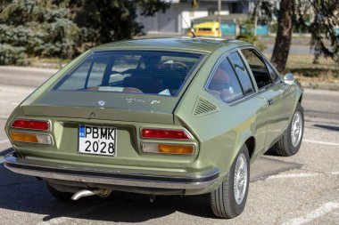 Sofya, Bulgaristan - 08 Ekim 2023: Eski veya eski otomobiller, yedek parçalar, sosyalist ve batı oto edebiyatı, Alfa Romeo Alfetta GTV 1978