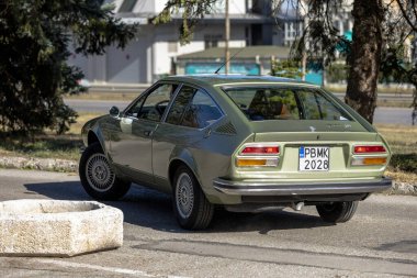 Sofya, Bulgaristan - 08 Ekim 2023: Eski veya eski otomobiller, yedek parçalar, sosyalist ve batı oto edebiyatı, Alfa Romeo Alfetta GTV 1978