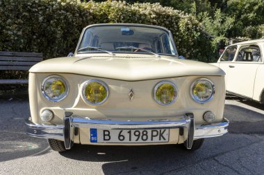 Sofya, Bulgaristan - 08 Ekim 2023: Eski veya eski otomobiller, yedek parçalar, sosyalist ve batı oto edebiyatı, RENAULT R8 GORDINI