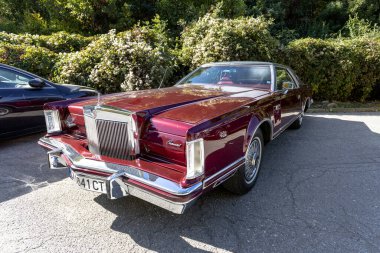 Sofya, Bulgaristan - 08 Ekim 2023: Eski veya eski otomobiller, yedek parçalar, sosyalist ve batı oto edebiyatı, LINCOLN CONTINTAL MARK V 1978