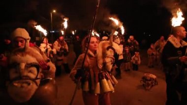 Bogdanovdol, Bulgaristan - 13 Ocak 2024: Erkekler ve kızlar kötü ruhları kovmak için meşalelerle geleneksel bir dans gösterisi düzenlediler ve aynı zamanda verimli bir yıl oldu.