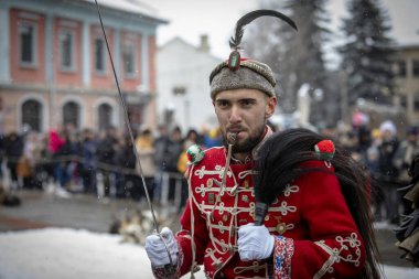 Breznik, Bulgaristan - 20 Ocak 2024: Bulgaristan 'ın Breznik kentinde maskeli balo festivali. Kukeri adındaki maskeli insanlar kötü ruhları korkutmak için dans edip gösteri yapıyorlar. Fotoğraf 20 Ocak 2024 'te çekildi.