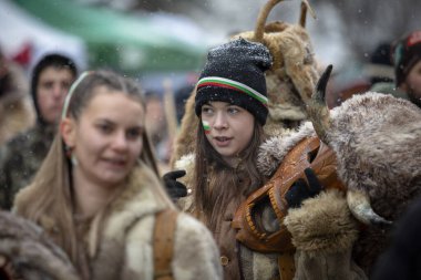 Breznik, Bulgaristan - 20 Ocak 2024: Bulgaristan 'ın Breznik kentinde maskeli balo festivali. Kukeri adındaki maskeli insanlar kötü ruhları korkutmak için dans edip gösteri yapıyorlar. Fotoğraf 20 Ocak 2024 'te çekildi.