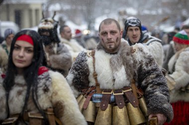 Breznik, Bulgaristan - 20 Ocak 2024: Bulgaristan 'ın Breznik kentinde maskeli balo festivali. Kukeri adındaki maskeli insanlar kötü ruhları korkutmak için dans edip gösteri yapıyorlar. Fotoğraf 20 Ocak 2024 'te çekildi.
