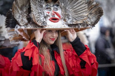 Breznik, Bulgaristan - 20 Ocak 2024: Bulgaristan 'ın Breznik kentinde maskeli balo festivali. Kukeri adındaki maskeli insanlar kötü ruhları korkutmak için dans edip gösteri yapıyorlar. Fotoğraf 20 Ocak 2024 'te çekildi.