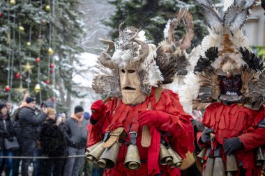 Breznik, Bulgaristan - 20 Ocak 2024: Bulgaristan 'ın Breznik kentinde maskeli balo festivali. Kukeri adındaki maskeli insanlar kötü ruhları korkutmak için dans edip gösteri yapıyorlar. Fotoğraf 20 Ocak 2024 'te çekildi.