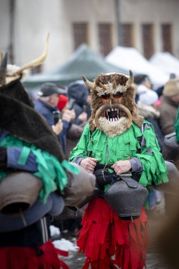Breznik, Bulgaristan - 20 Ocak 2024: Bulgaristan 'ın Breznik kentinde maskeli balo festivali. Kukeri adındaki maskeli insanlar kötü ruhları korkutmak için dans edip gösteri yapıyorlar. Fotoğraf 20 Ocak 2024 'te çekildi.