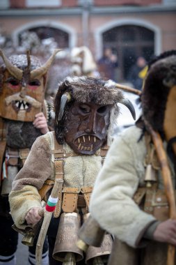 Breznik, Bulgaristan - 20 Ocak 2024: Bulgaristan 'ın Breznik kentinde maskeli balo festivali. Kukeri adındaki maskeli insanlar kötü ruhları korkutmak için dans edip gösteri yapıyorlar. Fotoğraf 20 Ocak 2024 'te çekildi.