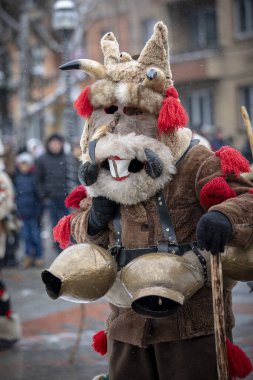 Breznik, Bulgaristan - 20 Ocak 2024: Bulgaristan 'ın Breznik kentinde maskeli balo festivali. Kukeri adındaki maskeli insanlar kötü ruhları korkutmak için dans edip gösteri yapıyorlar. Fotoğraf 20 Ocak 2024 'te çekildi.
