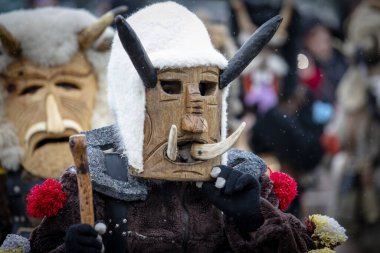 Breznik, Bulgaristan - 20 Ocak 2024: Bulgaristan 'ın Breznik kentinde maskeli balo festivali. Kukeri adındaki maskeli insanlar kötü ruhları korkutmak için dans edip gösteri yapıyorlar. Fotoğraf 20 Ocak 2024 'te çekildi.