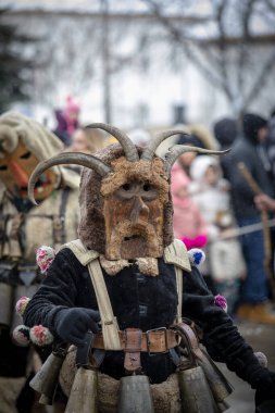 Breznik, Bulgaristan - 20 Ocak 2024: Bulgaristan 'ın Breznik kentinde maskeli balo festivali. Kukeri adındaki maskeli insanlar kötü ruhları korkutmak için dans edip gösteri yapıyorlar. Fotoğraf 20 Ocak 2024 'te çekildi.