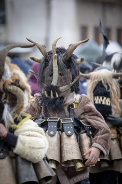 Breznik, Bulgaristan - 20 Ocak 2024: Bulgaristan 'ın Breznik kentinde maskeli balo festivali. Kukeri adındaki maskeli insanlar kötü ruhları korkutmak için dans edip gösteri yapıyorlar. Fotoğraf 20 Ocak 2024 'te çekildi.