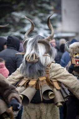 Breznik, Bulgaristan - 20 Ocak 2024: Bulgaristan 'ın Breznik kentinde maskeli balo festivali. Kukeri adındaki maskeli insanlar kötü ruhları korkutmak için dans edip gösteri yapıyorlar. Fotoğraf 20 Ocak 2024 'te çekildi.