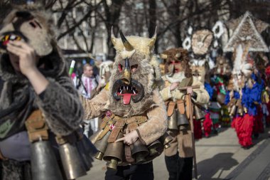 Pernik, Bulgaristan - 26 Ocak 2024: 30 Pernik Bulgaristan Maskeli Balo Festivali. Kukeri isimli maskeli insanlar dans ediyor ve kötü ruhları korkutmak için gösteri yapıyorlar.. 