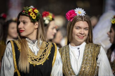 Pernik, Bulgaristan - 26 Ocak 2024: 30 Pernik Bulgaristan Maskeli Balo Festivali. Kukeri isimli maskeli insanlar dans ediyor ve kötü ruhları korkutmak için gösteri yapıyorlar.. 
