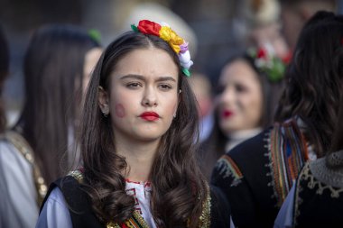 Pernik, Bulgaristan - 26 Ocak 2024: 30 Pernik Bulgaristan Maskeli Balo Festivali. Kukeri isimli maskeli insanlar dans ediyor ve kötü ruhları korkutmak için gösteri yapıyorlar.. 