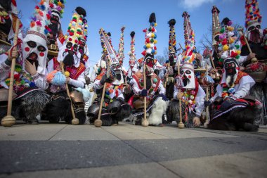 Pernik, Bulgaristan - 26 Ocak 2024: 30 Pernik Bulgaristan Maskeli Balo Festivali. Kukeri isimli maskeli insanlar dans ediyor ve kötü ruhları korkutmak için gösteri yapıyorlar.. 