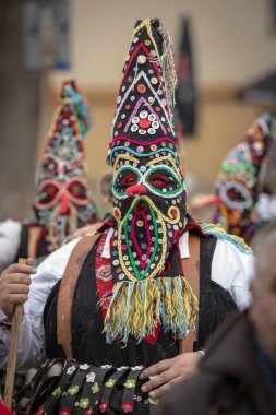 Pernik, Bulgaristan - 27 Ocak 2024: 30 Pernik Bulgaristan Maskeli Balo Festivali. Kukeri isimli maskeli insanlar dans ediyor ve kötü ruhları korkutmak için gösteri yapıyorlar.. 
