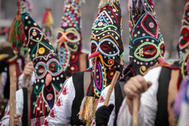 Pernik, Bulgaristan - 27 Ocak 2024: 30 Pernik Bulgaristan Maskeli Balo Festivali. Kukeri isimli maskeli insanlar dans ediyor ve kötü ruhları korkutmak için gösteri yapıyorlar.. 