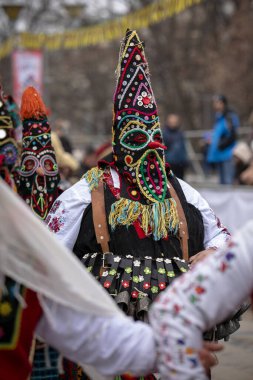 Pernik, Bulgaristan - 27 Ocak 2024: 30 Pernik Bulgaristan Maskeli Balo Festivali. Kukeri isimli maskeli insanlar dans ediyor ve kötü ruhları korkutmak için gösteri yapıyorlar.. 