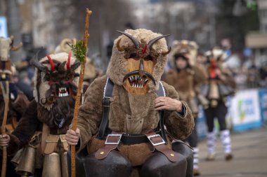 Pernik, Bulgaristan - 27 Ocak 2024: 30 Pernik Bulgaristan Maskeli Balo Festivali. Kukeri isimli maskeli insanlar dans ediyor ve kötü ruhları korkutmak için gösteri yapıyorlar.. 