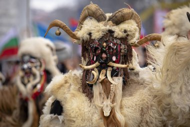 Pernik, Bulgaristan - 27 Ocak 2024: 30 Pernik Bulgaristan Maskeli Balo Festivali. Kukeri isimli maskeli insanlar dans ediyor ve kötü ruhları korkutmak için gösteri yapıyorlar.. 