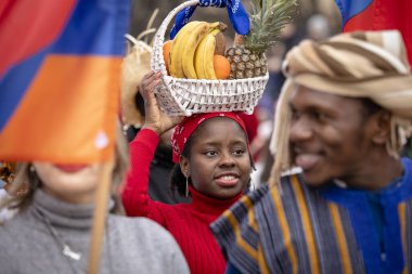 Pernik, Bulgaristan - 27 Ocak 2024: 30 Pernik Bulgaristan Maskeli Balo Festivali. Kukeri isimli maskeli insanlar dans ediyor ve kötü ruhları korkutmak için gösteri yapıyorlar.. 