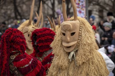Pernik, Bulgaristan - 27 Ocak 2024: 30 Pernik Bulgaristan Maskeli Balo Festivali. Kukeri isimli maskeli insanlar dans ediyor ve kötü ruhları korkutmak için gösteri yapıyorlar.. 