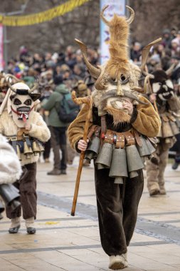 Pernik, Bulgaristan - 27 Ocak 2024: 30 Pernik Bulgaristan Maskeli Balo Festivali. Kukeri isimli maskeli insanlar dans ediyor ve kötü ruhları korkutmak için gösteri yapıyorlar.. 