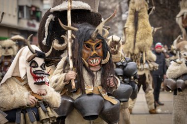 Pernik, Bulgaristan - 27 Ocak 2024: 30 Pernik Bulgaristan Maskeli Balo Festivali. Kukeri isimli maskeli insanlar dans ediyor ve kötü ruhları korkutmak için gösteri yapıyorlar.. 