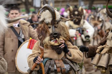Pernik, Bulgaristan - 27 Ocak 2024: 30 Pernik Bulgaristan Maskeli Balo Festivali. Kukeri isimli maskeli insanlar dans ediyor ve kötü ruhları korkutmak için gösteri yapıyorlar.. 
