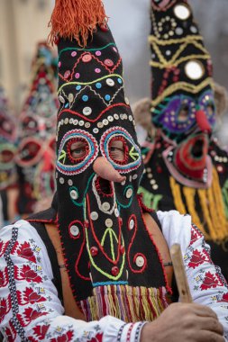 Pernik, Bulgaristan - 27 Ocak 2024: 30 Pernik Bulgaristan Maskeli Balo Festivali. Kukeri isimli maskeli insanlar dans ediyor ve kötü ruhları korkutmak için gösteri yapıyorlar.. 