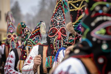 Pernik, Bulgaristan - 27 Ocak 2024: 30 Pernik Bulgaristan Maskeli Balo Festivali. Kukeri isimli maskeli insanlar dans ediyor ve kötü ruhları korkutmak için gösteri yapıyorlar.. 