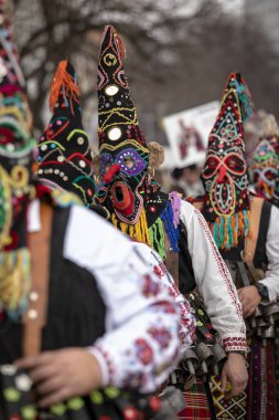 Pernik, Bulgaristan - 27 Ocak 2024: 30 Pernik Bulgaristan Maskeli Balo Festivali. Kukeri isimli maskeli insanlar dans ediyor ve kötü ruhları korkutmak için gösteri yapıyorlar.. 